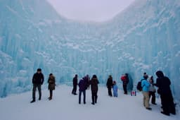 ประติมากรรมน้ำแข็งในเทศกาล Lake Shikotsu Ice Festival ฮอกไกโด
