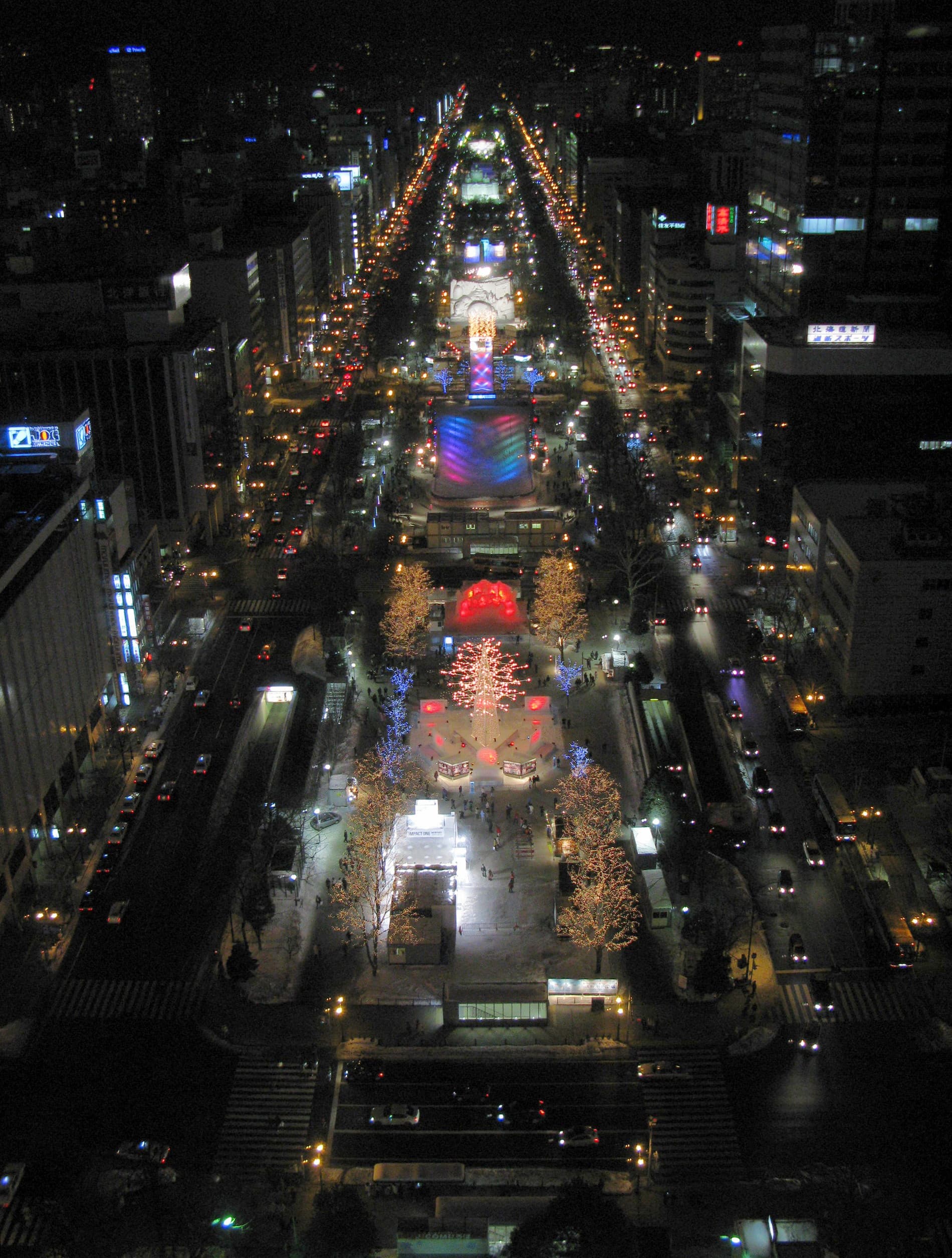 เทศกาลหิมะซัปโปโรยามค่ำคืนที่สวนโอโดริ